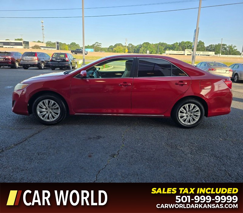 Toyota Camry Vehicle Full-screen Gallery Image 4