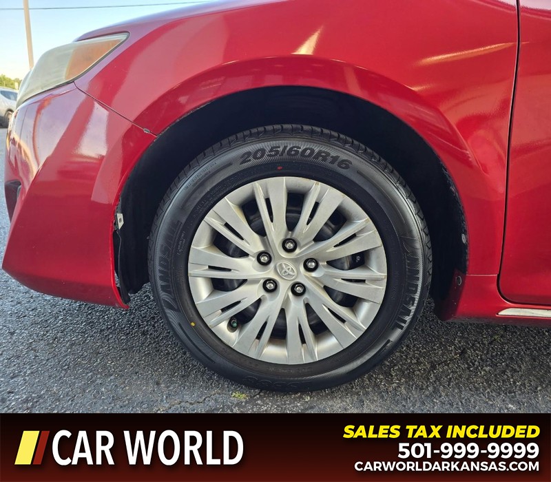 Toyota Camry Vehicle Full-screen Gallery Image 6