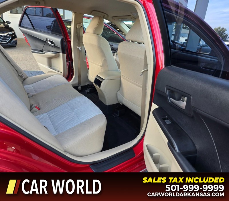 Toyota Camry Vehicle Full-screen Gallery Image 12