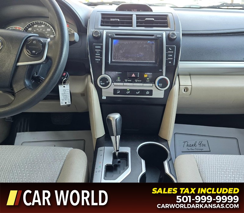 Toyota Camry Vehicle Full-screen Gallery Image 18