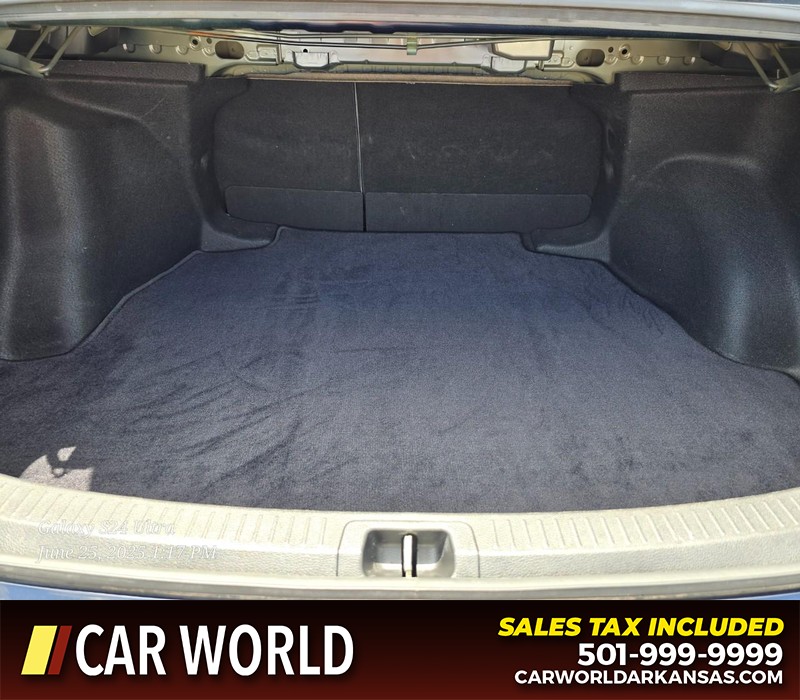 Toyota Corolla Vehicle Full-screen Gallery Image 13