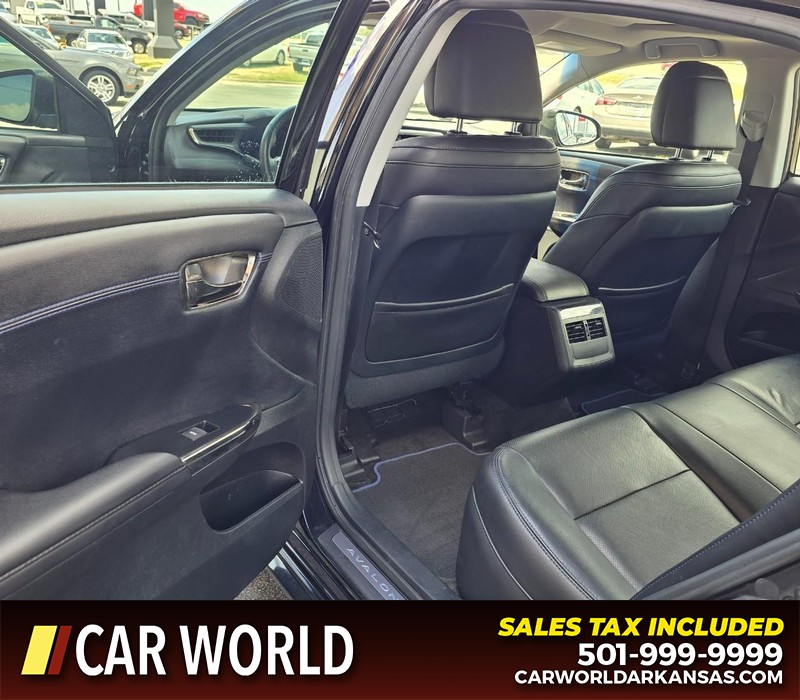 Toyota Avalon Vehicle Full-screen Gallery Image 10