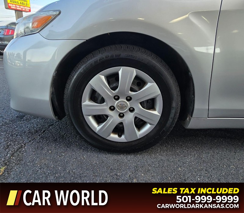 Toyota Camry Vehicle Full-screen Gallery Image 6