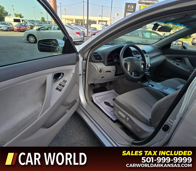 Toyota Camry Vehicle Full-screen Gallery Image 7