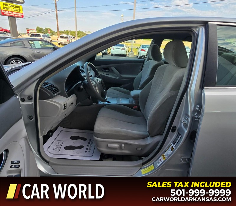 Toyota Camry Vehicle Full-screen Gallery Image 8