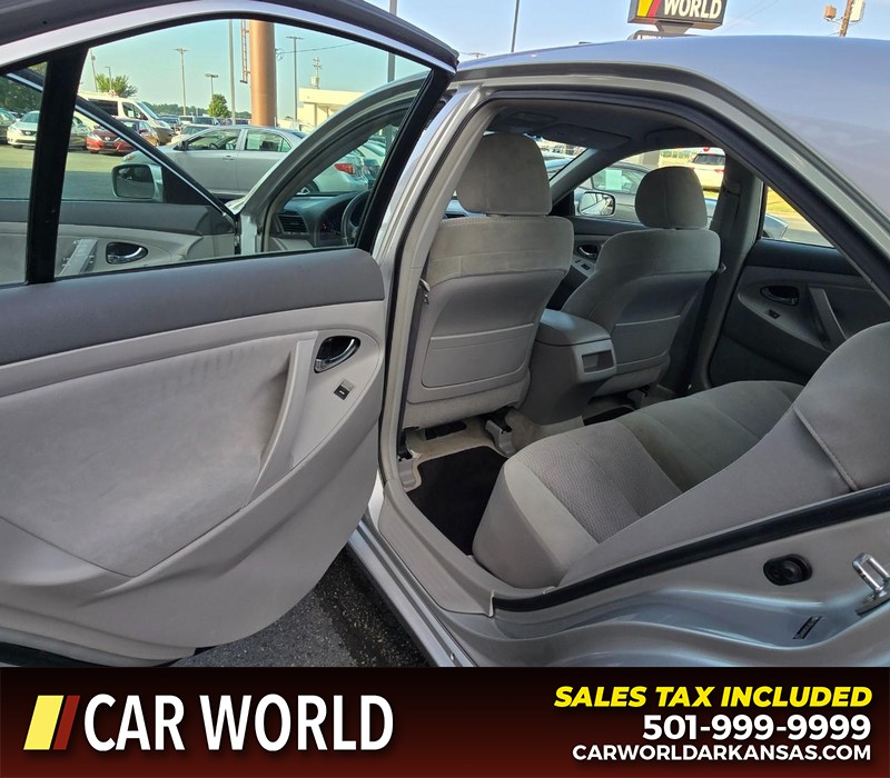 Toyota Camry Vehicle Full-screen Gallery Image 9