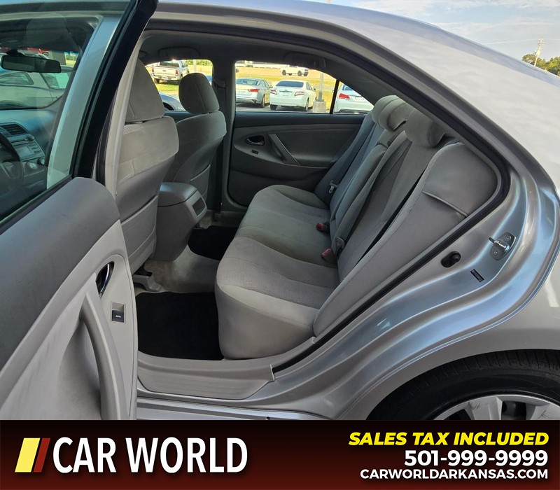 Toyota Camry Vehicle Full-screen Gallery Image 10