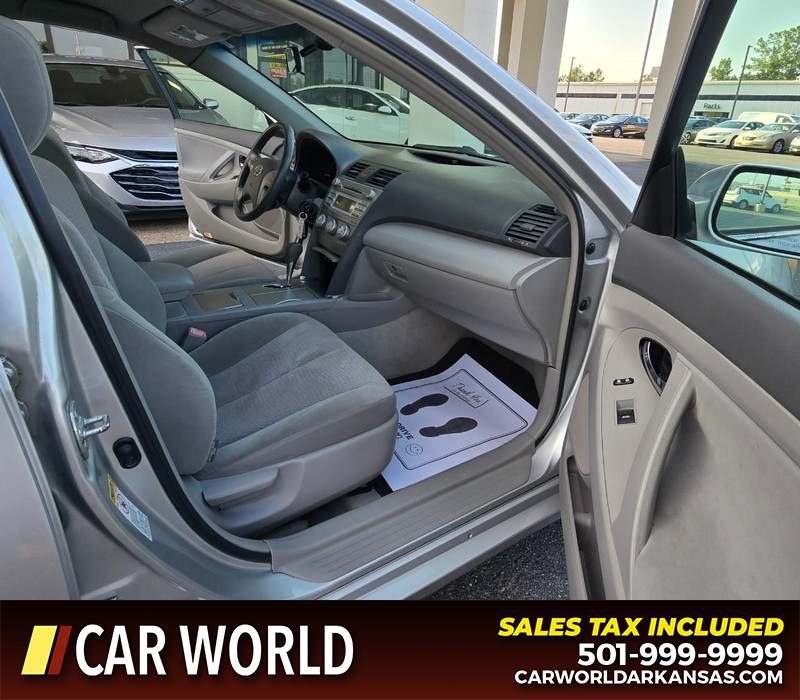 Toyota Camry Vehicle Full-screen Gallery Image 11