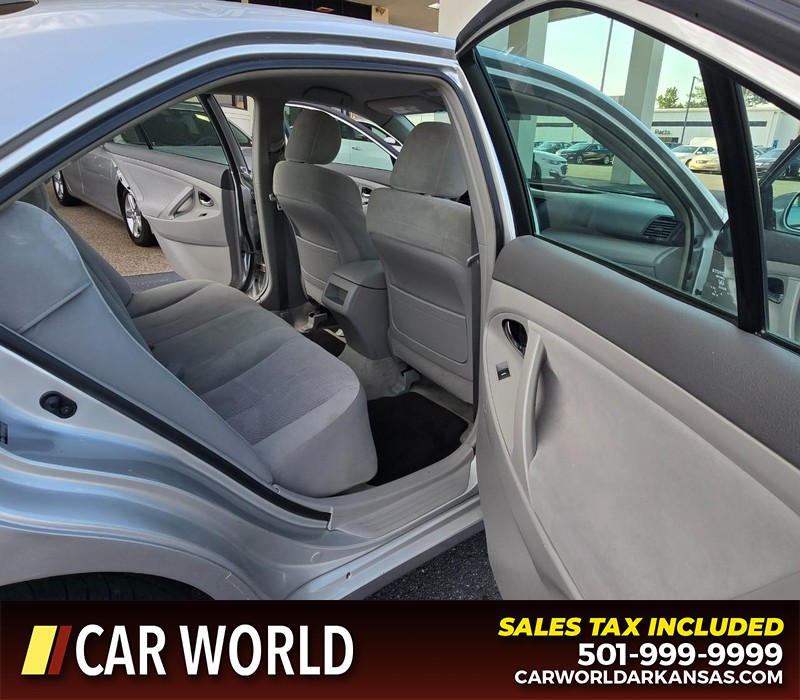 Toyota Camry Vehicle Full-screen Gallery Image 12