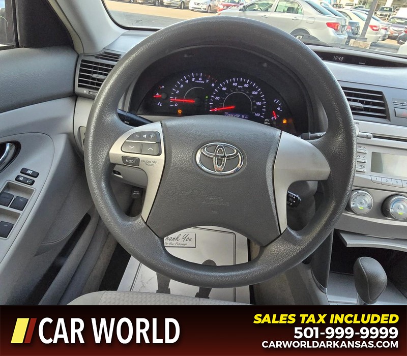 Toyota Camry Vehicle Full-screen Gallery Image 15