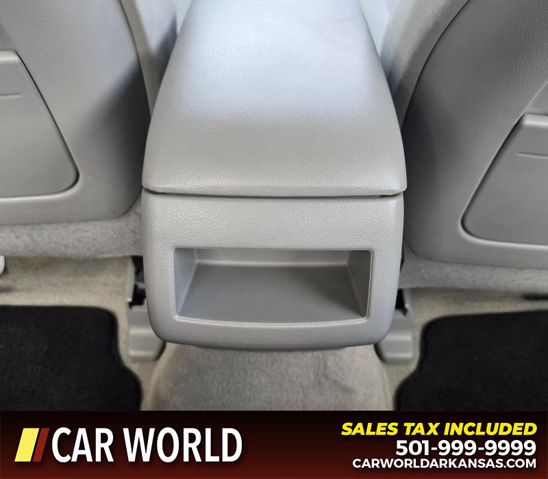 Toyota Camry Vehicle Full-screen Gallery Image 19