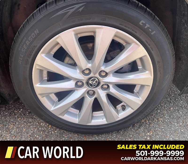 Toyota Camry Vehicle Full-screen Gallery Image 7