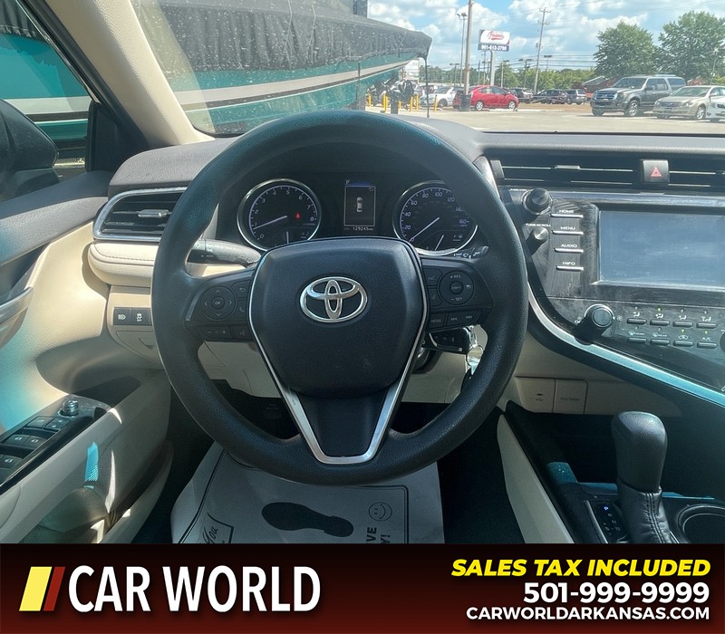 Toyota Camry Vehicle Full-screen Gallery Image 12