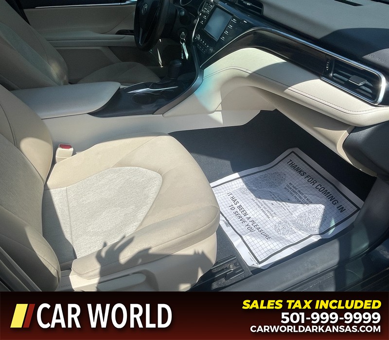 Toyota Camry Vehicle Full-screen Gallery Image 15