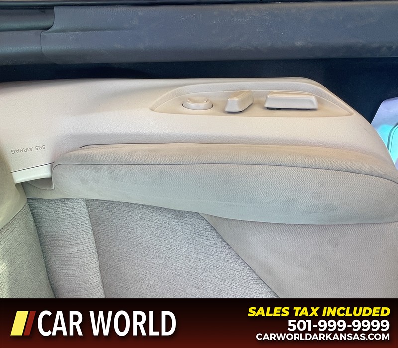 Toyota Camry Vehicle Full-screen Gallery Image 17