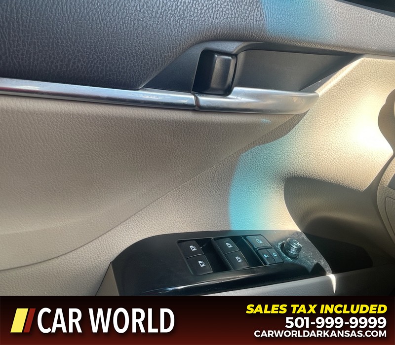 Toyota Camry Vehicle Full-screen Gallery Image 18