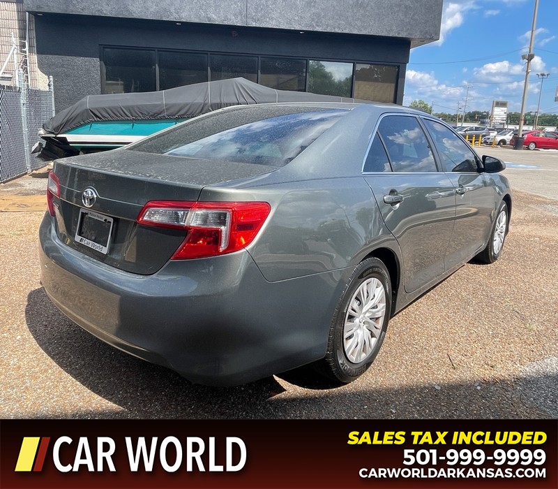 Toyota Camry Vehicle Full-screen Gallery Image 3