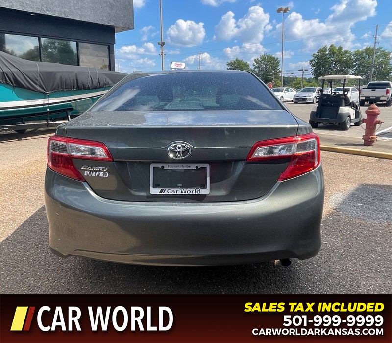 Toyota Camry Vehicle Full-screen Gallery Image 4