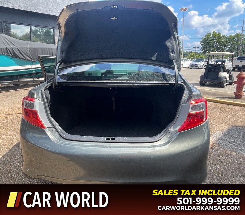 Toyota Camry Vehicle Full-screen Gallery Image 5