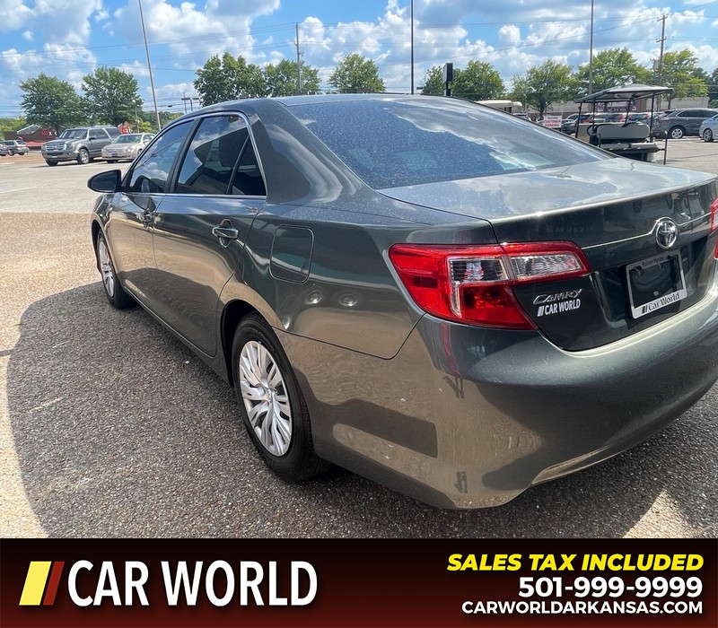 Toyota Camry Vehicle Full-screen Gallery Image 6