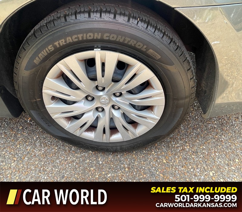 Toyota Camry Vehicle Full-screen Gallery Image 7