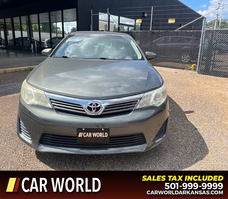 Toyota Camry Vehicle Full-screen Gallery Image 9