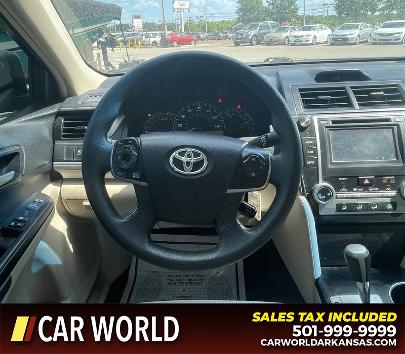 Toyota Camry Vehicle Full-screen Gallery Image 13