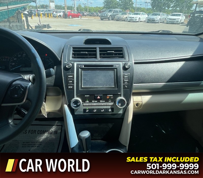 Toyota Camry Vehicle Full-screen Gallery Image 14