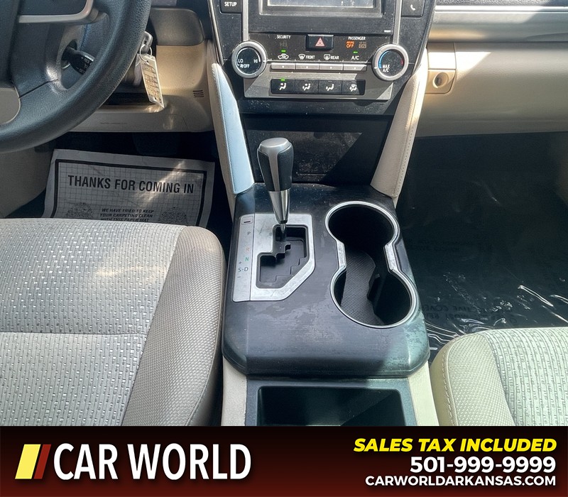 Toyota Camry Vehicle Full-screen Gallery Image 15