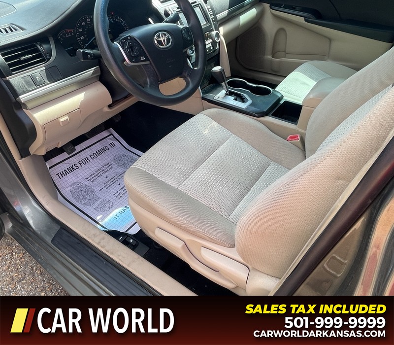 Toyota Camry Vehicle Full-screen Gallery Image 17