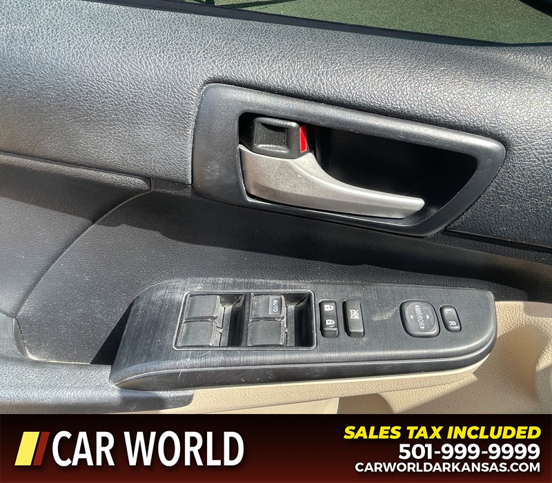 Toyota Camry Vehicle Full-screen Gallery Image 19