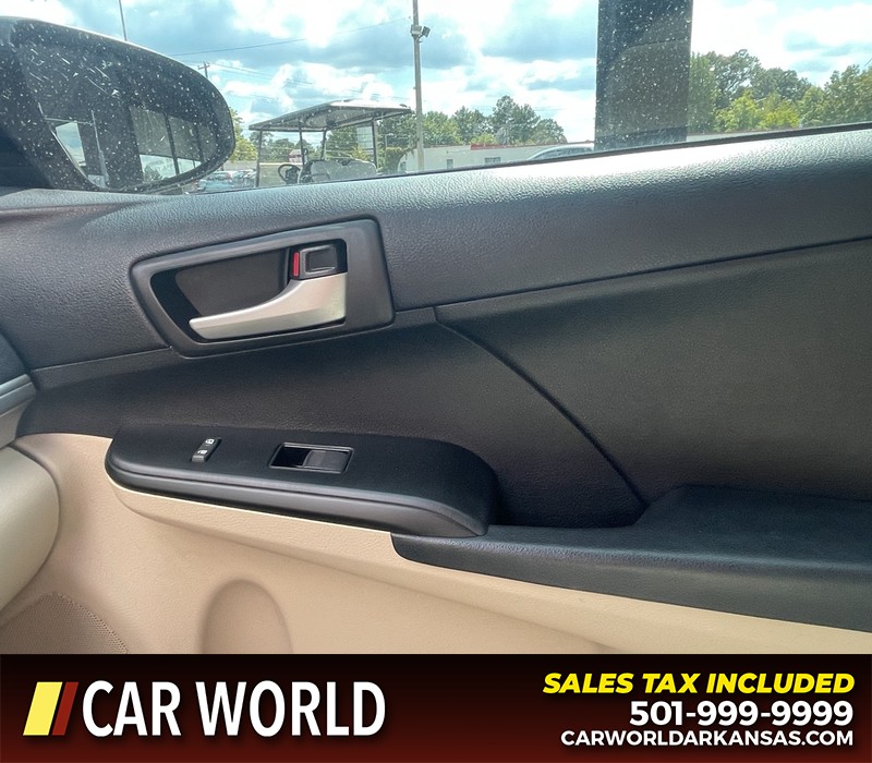 Toyota Camry Vehicle Full-screen Gallery Image 20