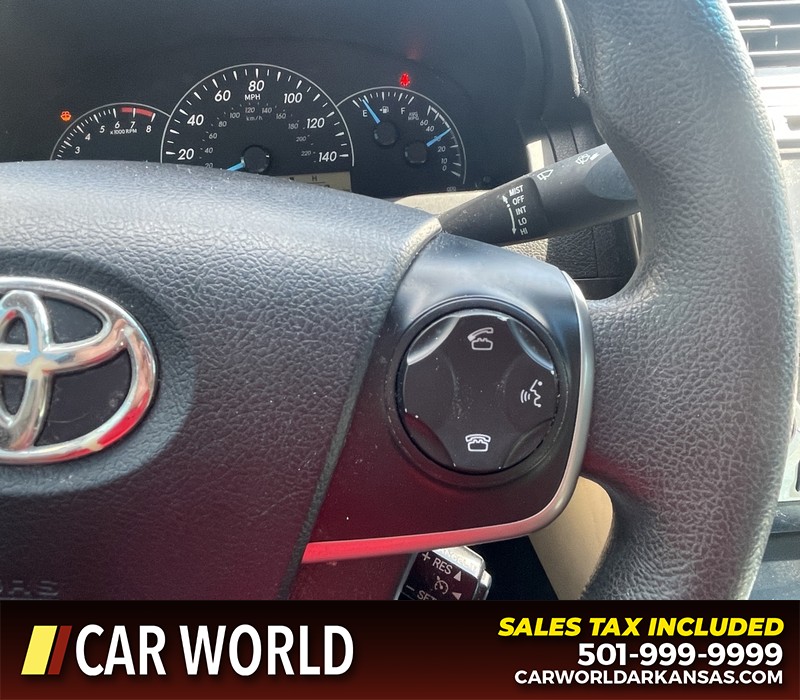 Toyota Camry Vehicle Full-screen Gallery Image 23