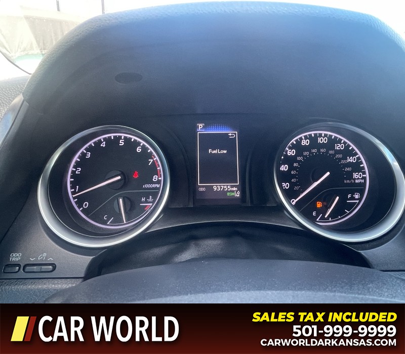 Toyota Camry Vehicle Full-screen Gallery Image 24