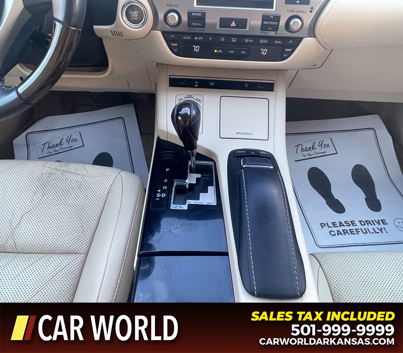 Lexus ES 350 Vehicle Full-screen Gallery Image 16