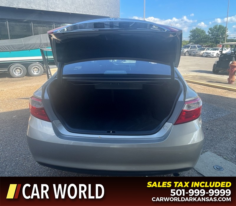 Toyota Camry Vehicle Full-screen Gallery Image 4