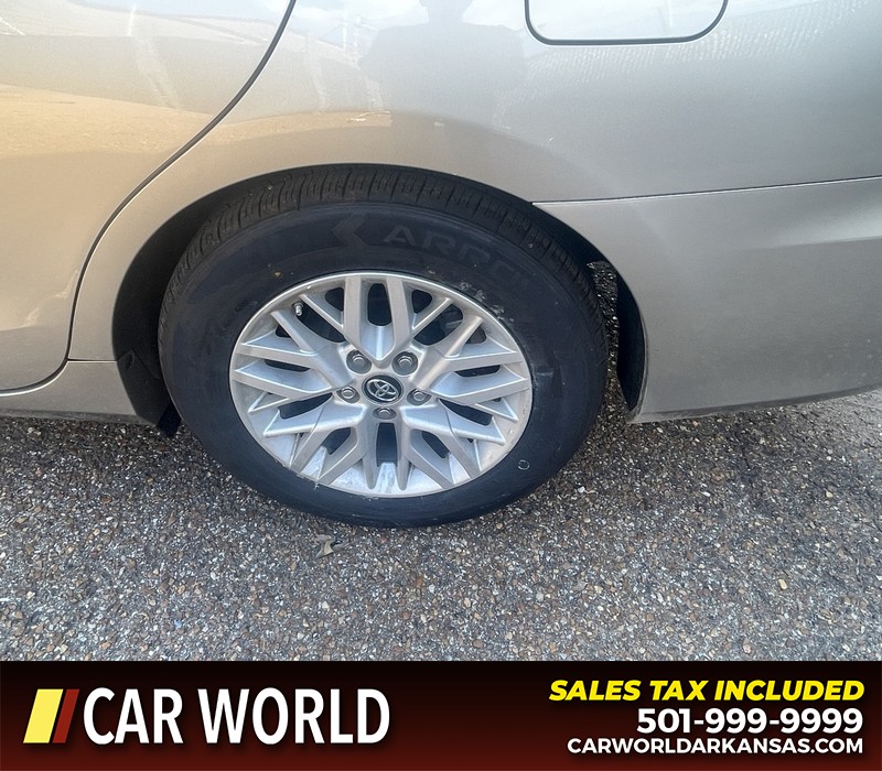 Toyota Camry Vehicle Full-screen Gallery Image 6