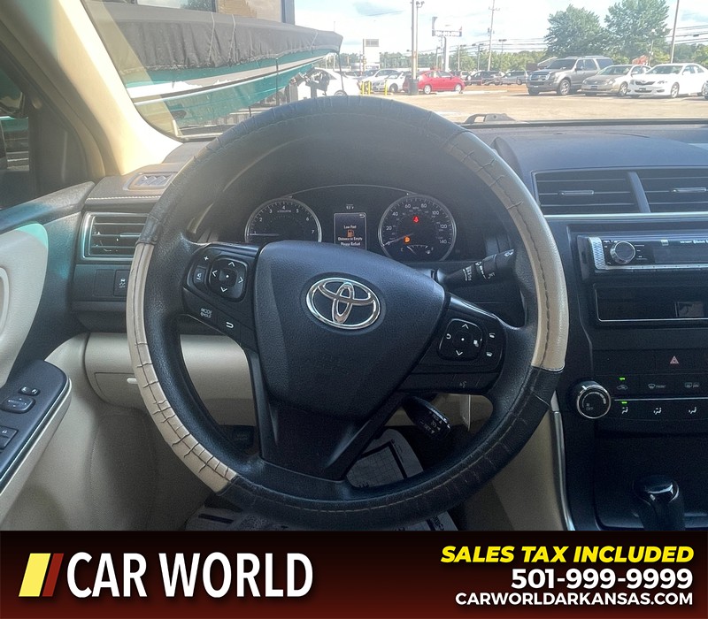 Toyota Camry Vehicle Full-screen Gallery Image 12
