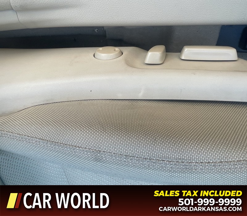 Toyota Camry Vehicle Full-screen Gallery Image 17