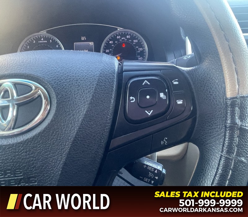 Toyota Camry Vehicle Full-screen Gallery Image 21