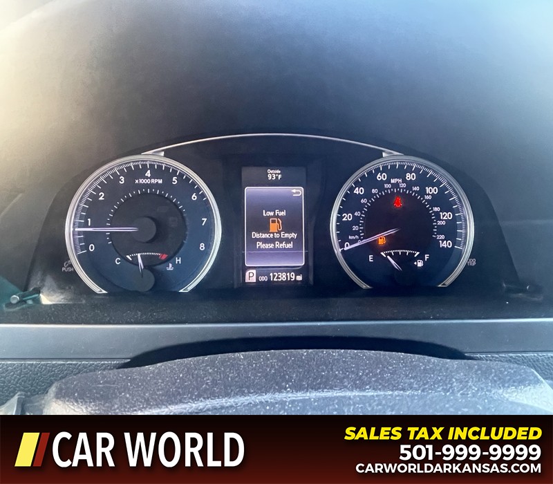 Toyota Camry Vehicle Full-screen Gallery Image 22