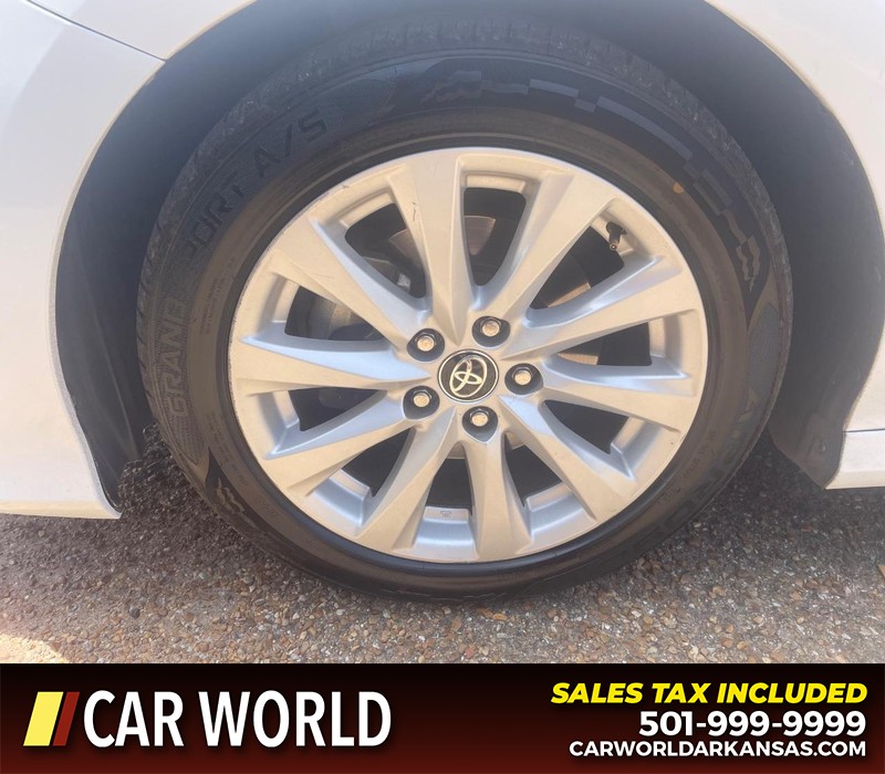 Toyota Camry Vehicle Full-screen Gallery Image 9