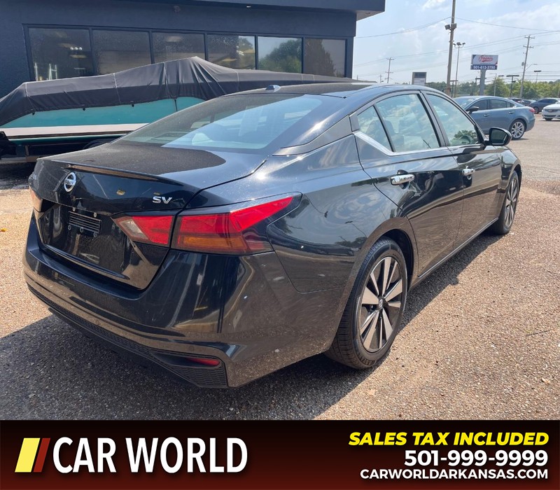 Nissan Altima Vehicle Full-screen Gallery Image 3