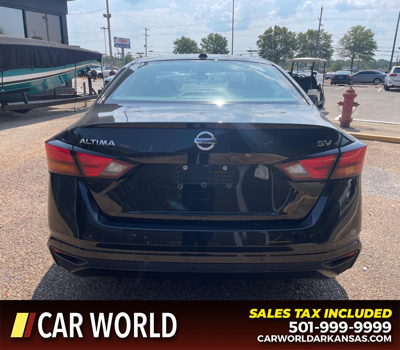 Nissan Altima Vehicle Full-screen Gallery Image 4