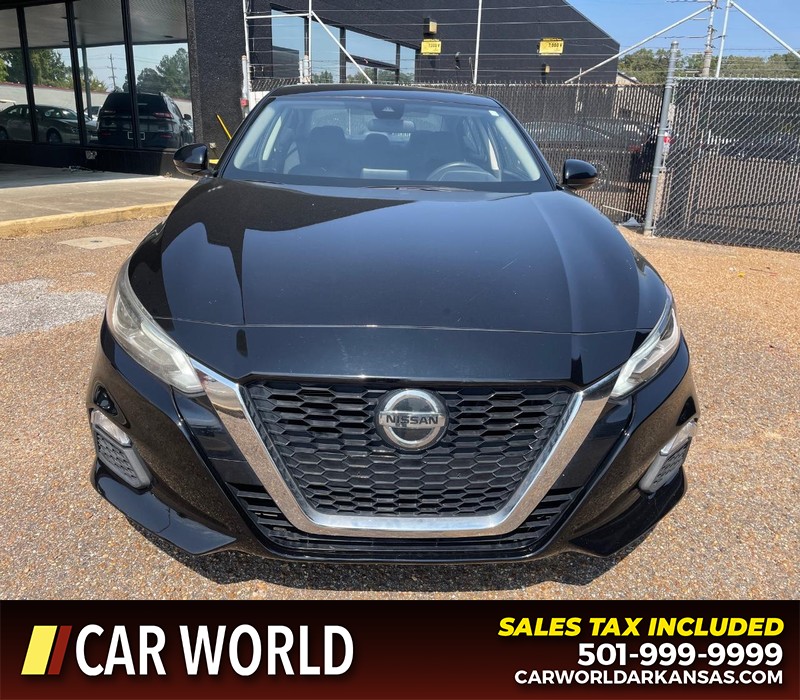 Nissan Altima Vehicle Full-screen Gallery Image 6