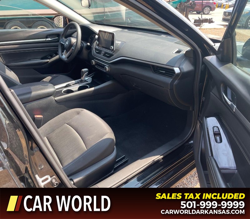 Nissan Altima Vehicle Full-screen Gallery Image 9