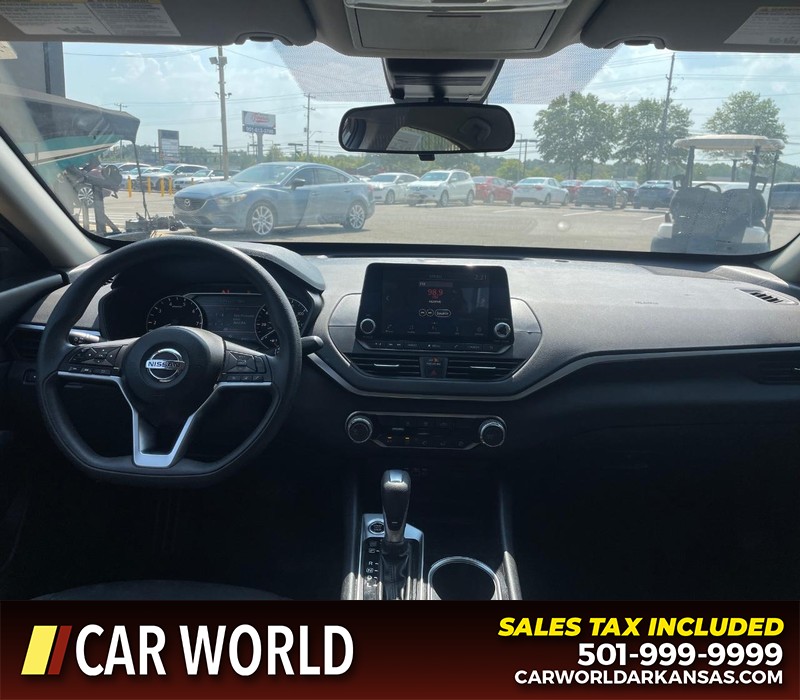 Nissan Altima Vehicle Full-screen Gallery Image 10