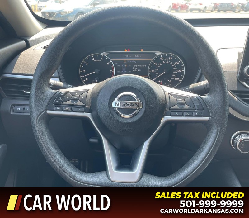 Nissan Altima Vehicle Full-screen Gallery Image 11