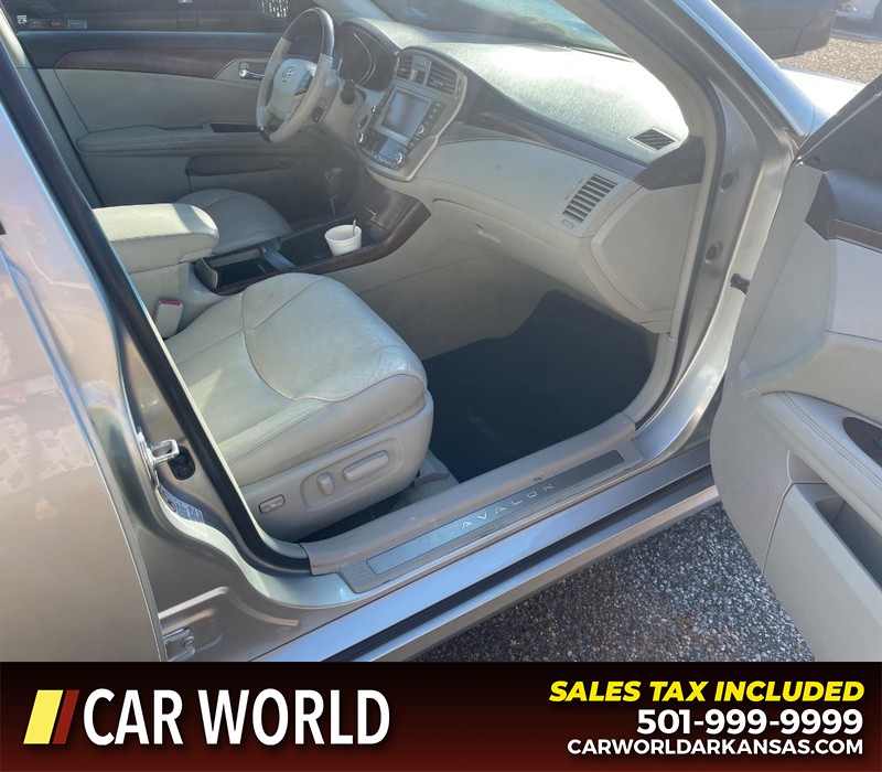 Toyota Avalon Vehicle Full-screen Gallery Image 9