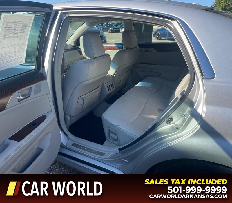 Toyota Avalon Vehicle Full-screen Gallery Image 10